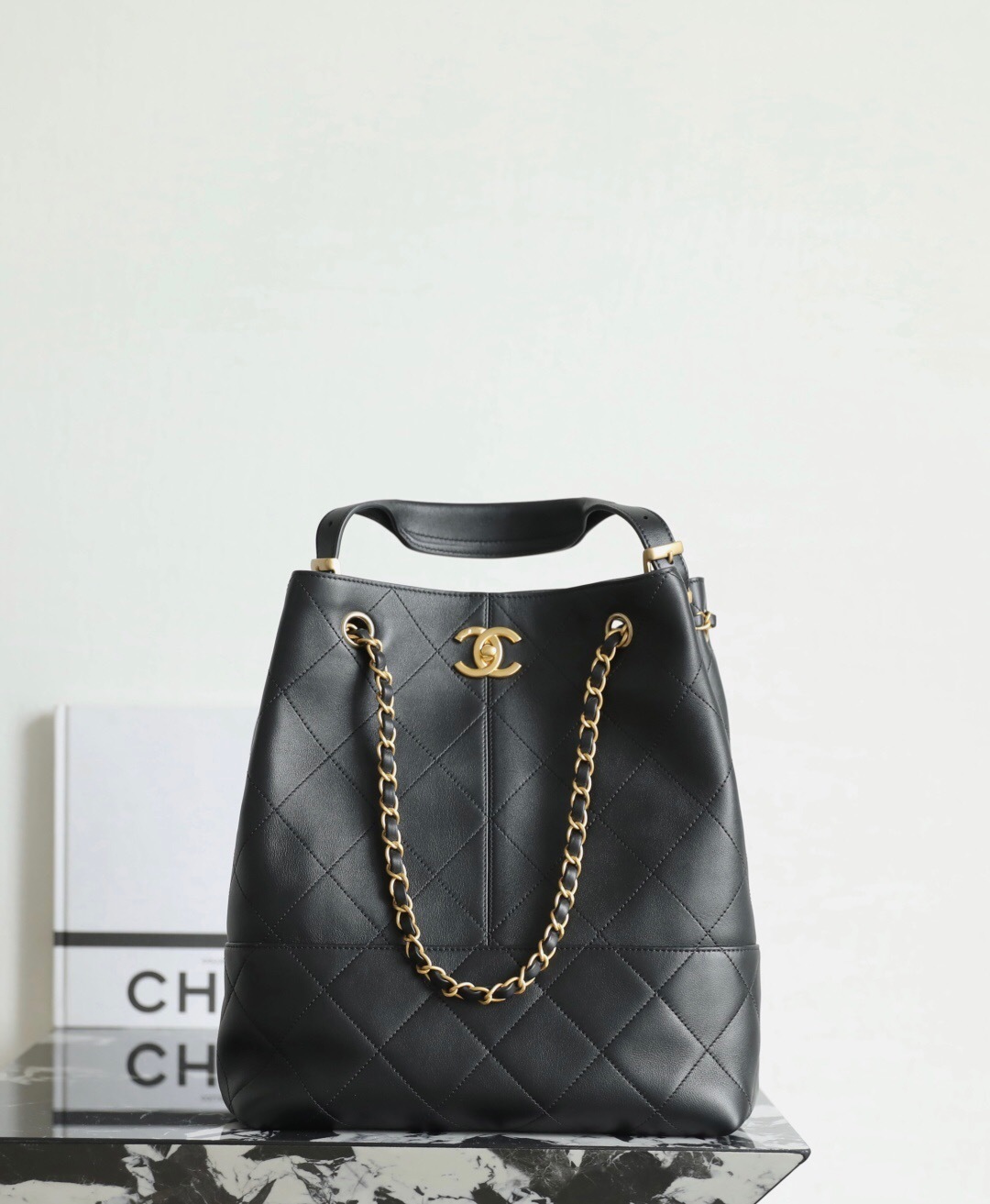 Chanel Metiers d'art shopping bag made of calfskin and gold-tone metal