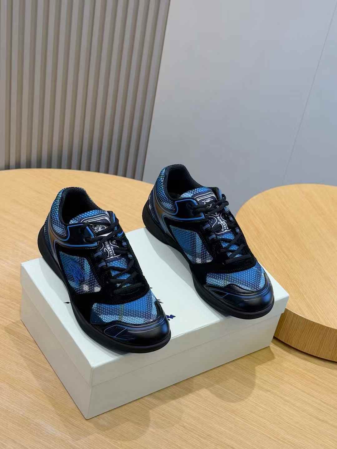 Burberry Check Sneakers in Gull made of cotton with a rubber sole