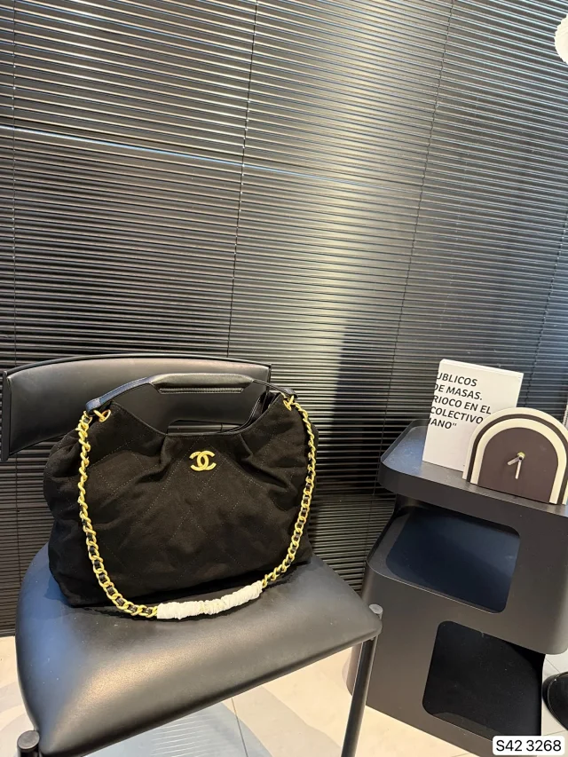 Chanel handbag with a gold chain strap shoulder bag