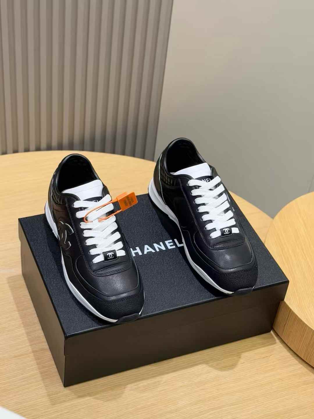 Chanel Spring-Summer 2025 Pre-collection sneakers in black and white calfskin and suede calfskin
