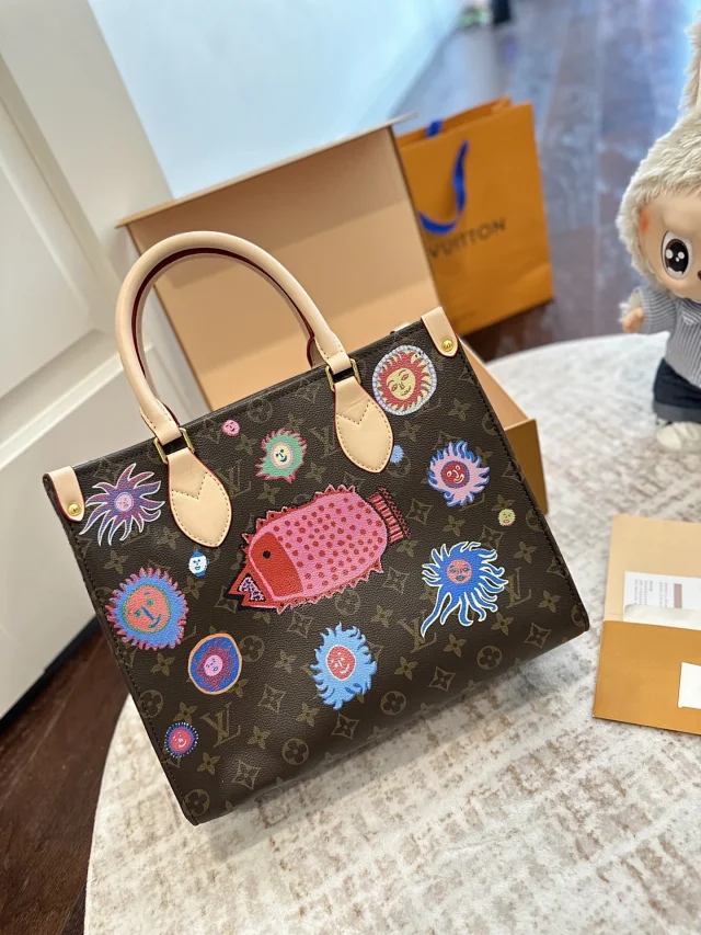 LV x Yayoi Kusama OnTheGo MM tote bag with the "Faces" theme