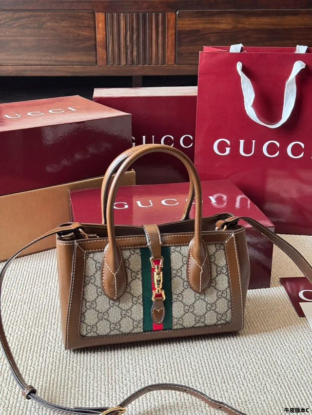 Gucci Jackie 1961 medium tote bag in brown and beige GG Supreme canvas with leather trim