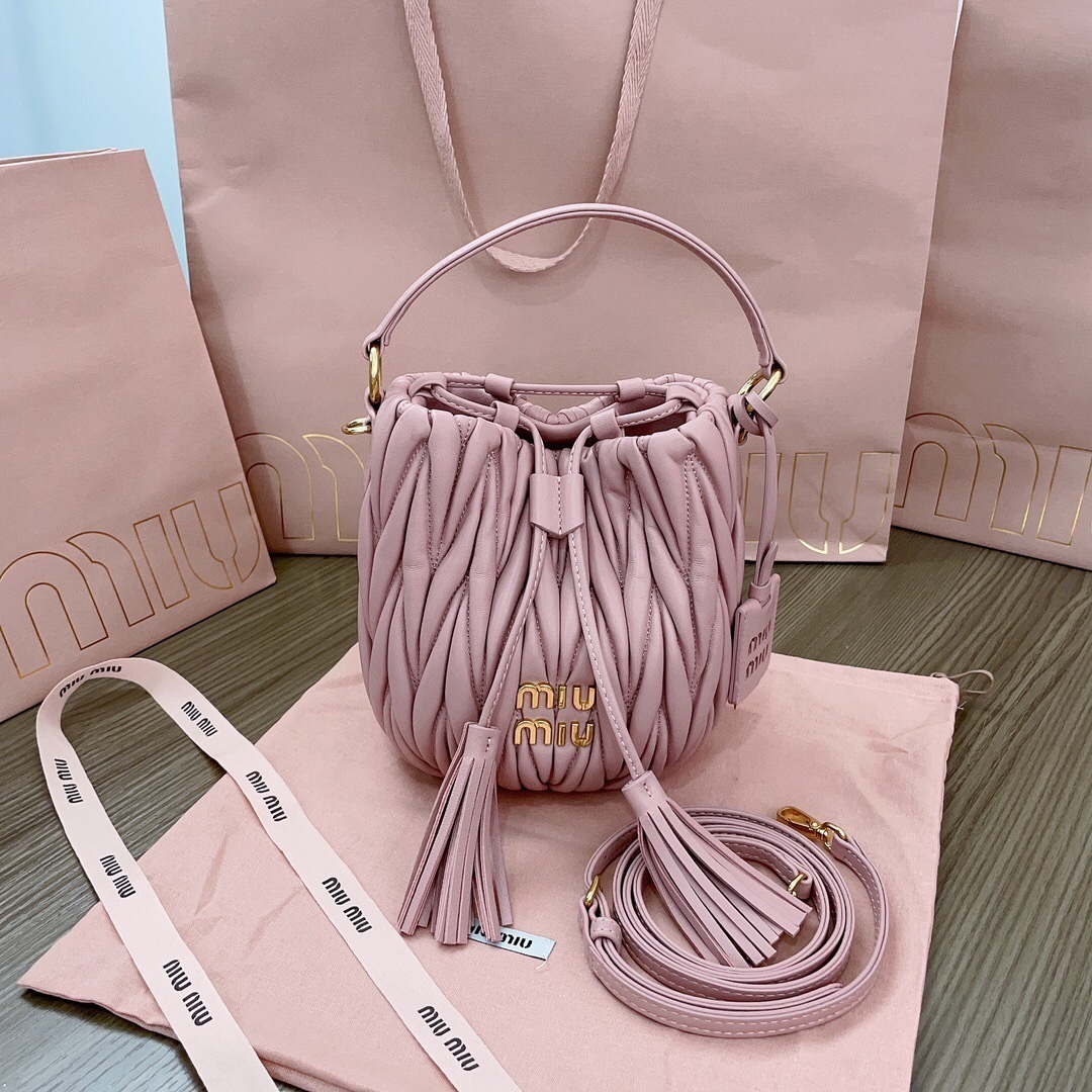 Miu Miu Matelassé leather bucket bag in pink