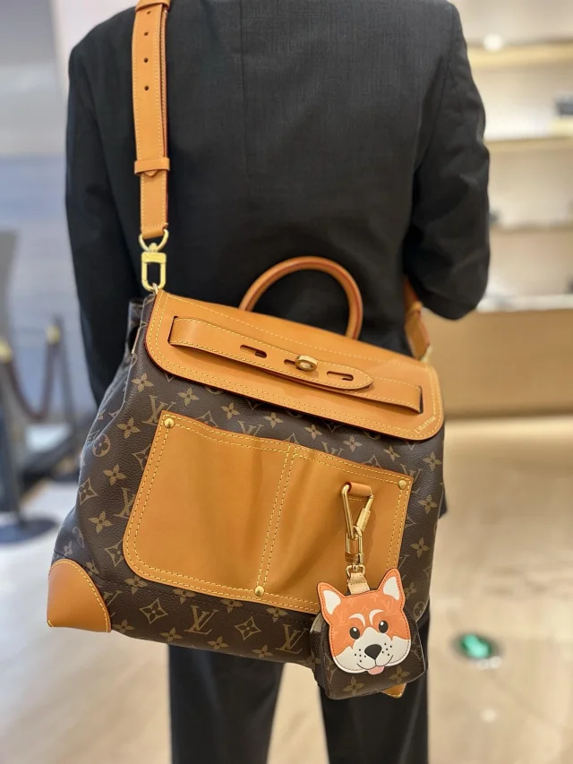 LV Steamer 30 bag Monogram canvas body and caramel-colored Vachetta leather trim