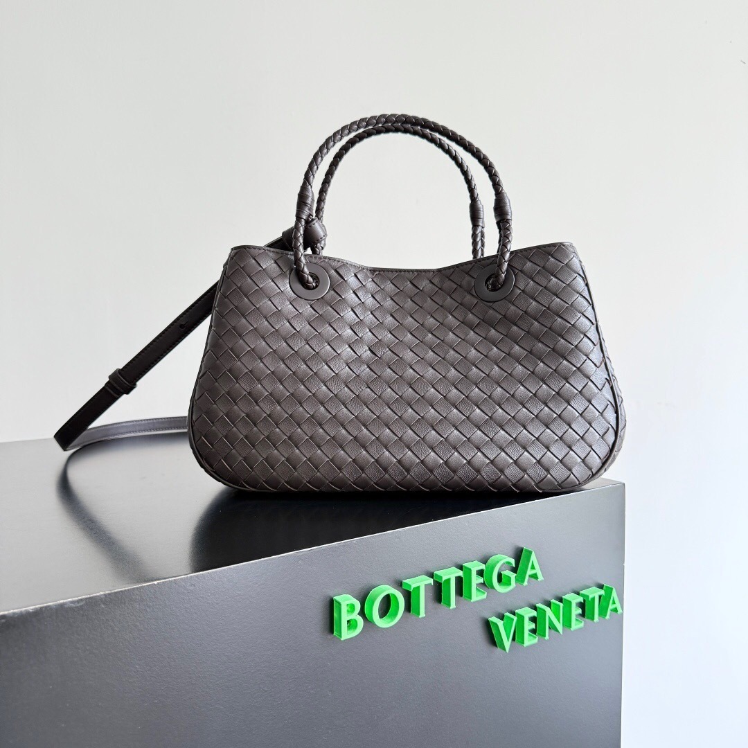 Bottega Veneta Basket medium intrecciato leather tote bag