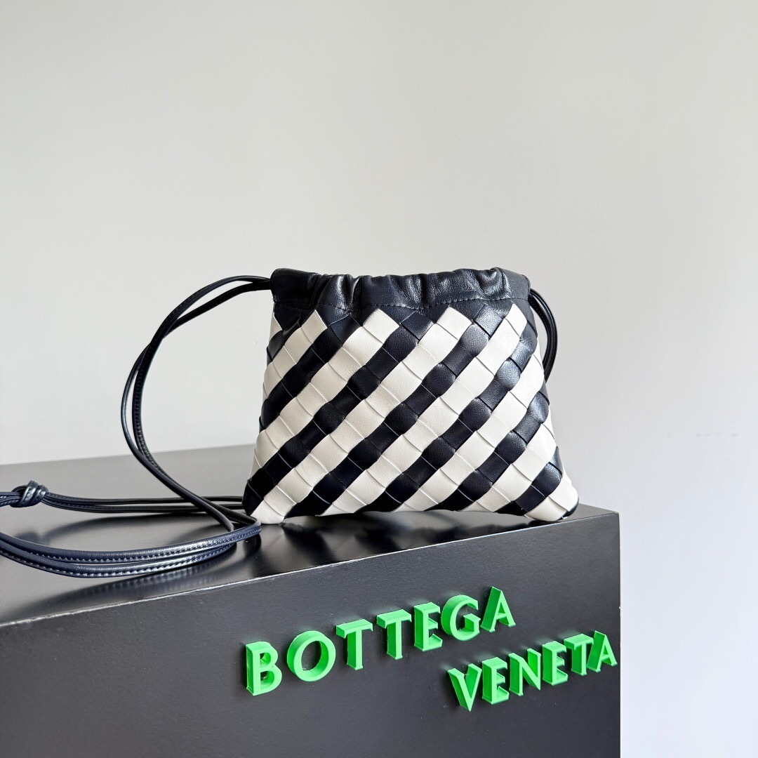 Bottega Veneta Intrecciato leather clutch