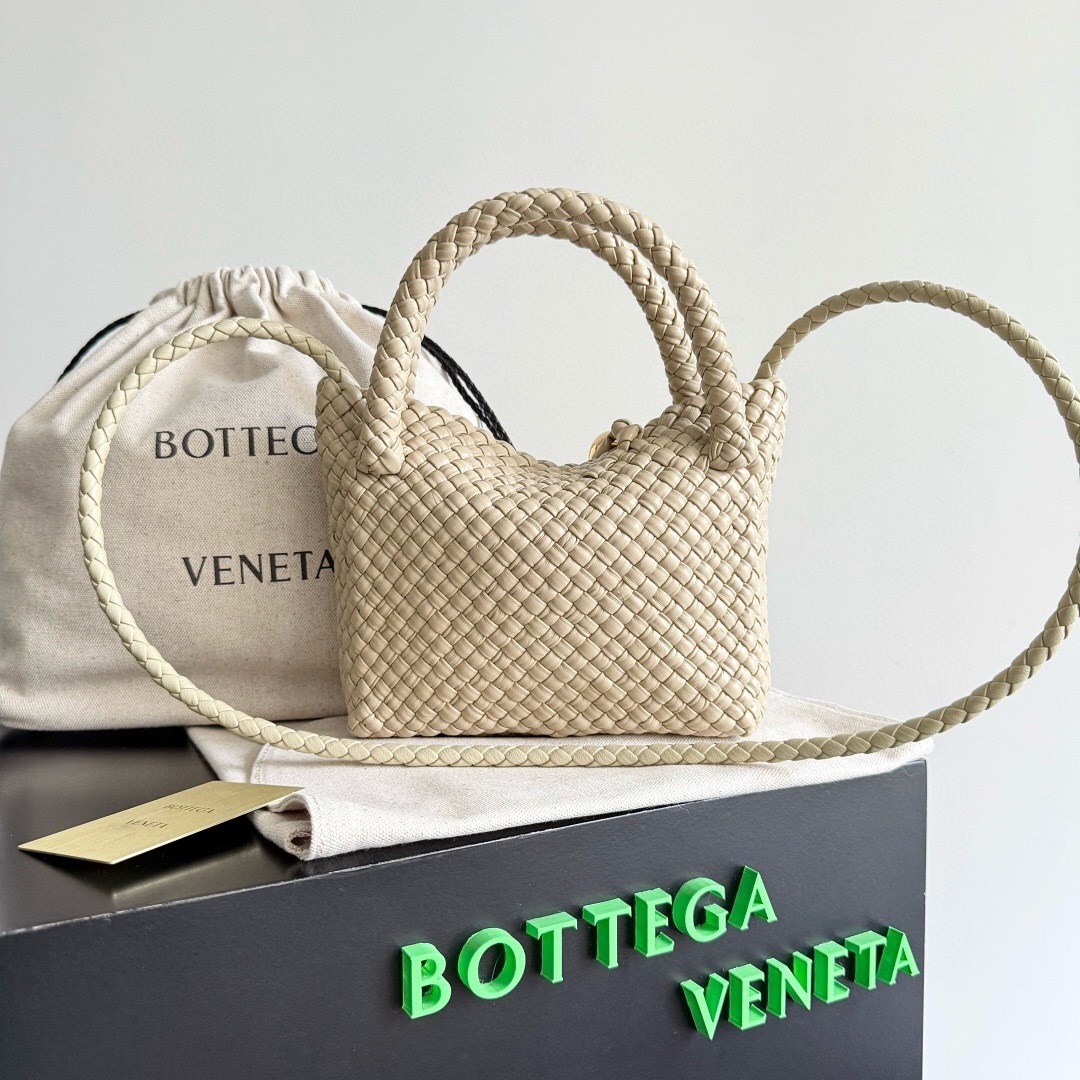 Bottega Veneta Small Tosca bag in a light-colored woven leather
