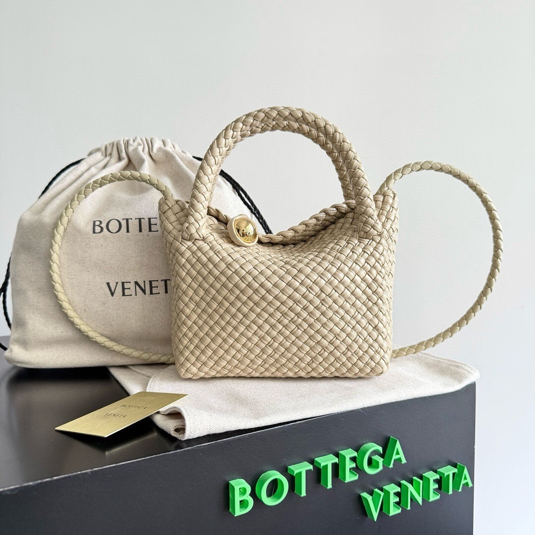 Bottega Veneta Small Tosca bag in a light-colored woven leather