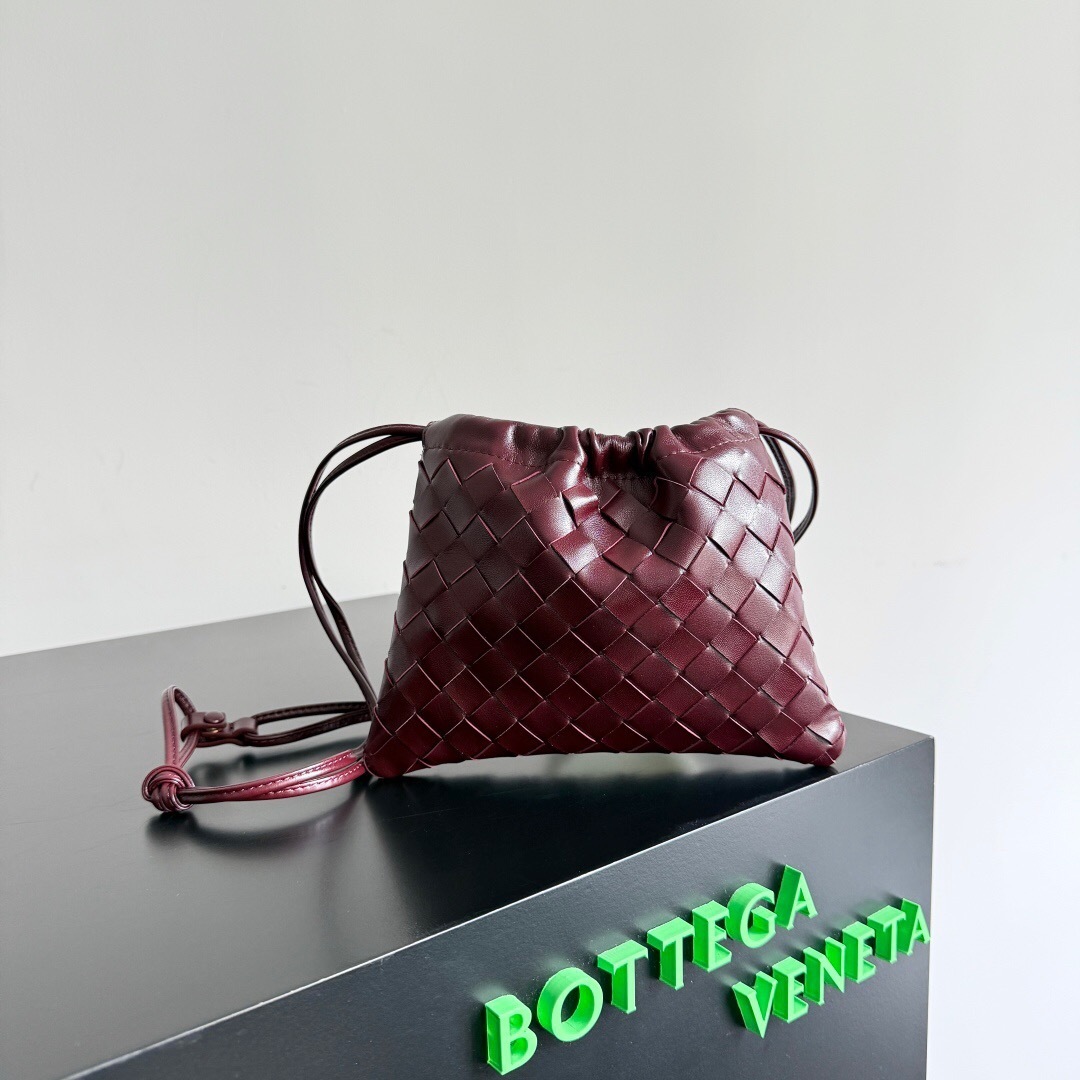 Bottega Veneta Small Dustbag in Intrecciato calf leather, color Cinnabar