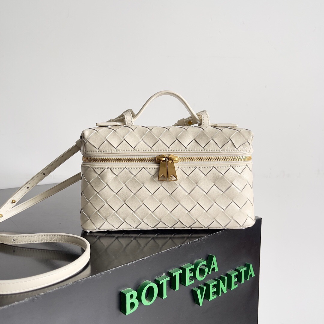 Bottega Veneta Bang Bang Vanity Intrecciato leather bag in a beige