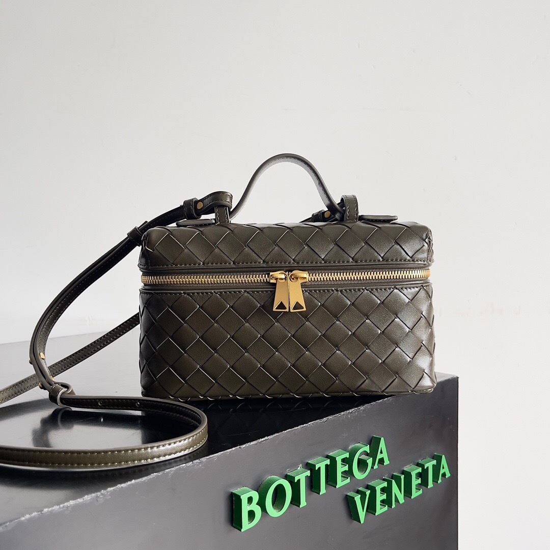 Bottega Veneta Bang Bang Vanity Case in intrecciato leather