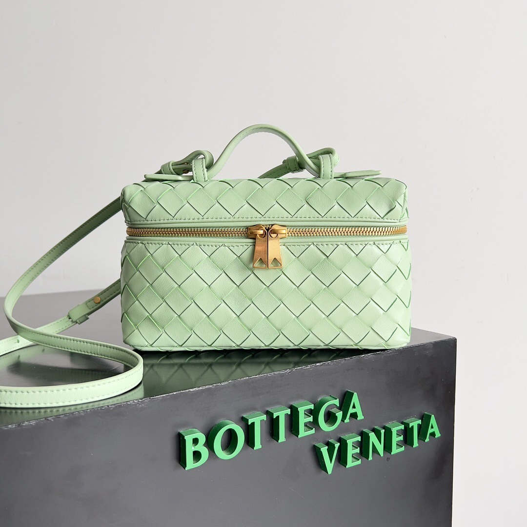Bottega Veneta Bang Bang Intrecciato leather vanity case green