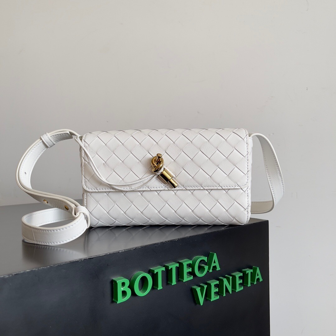 Bottega Veneta Andiamo bag with a sliding crossbody strap and  knot detail white