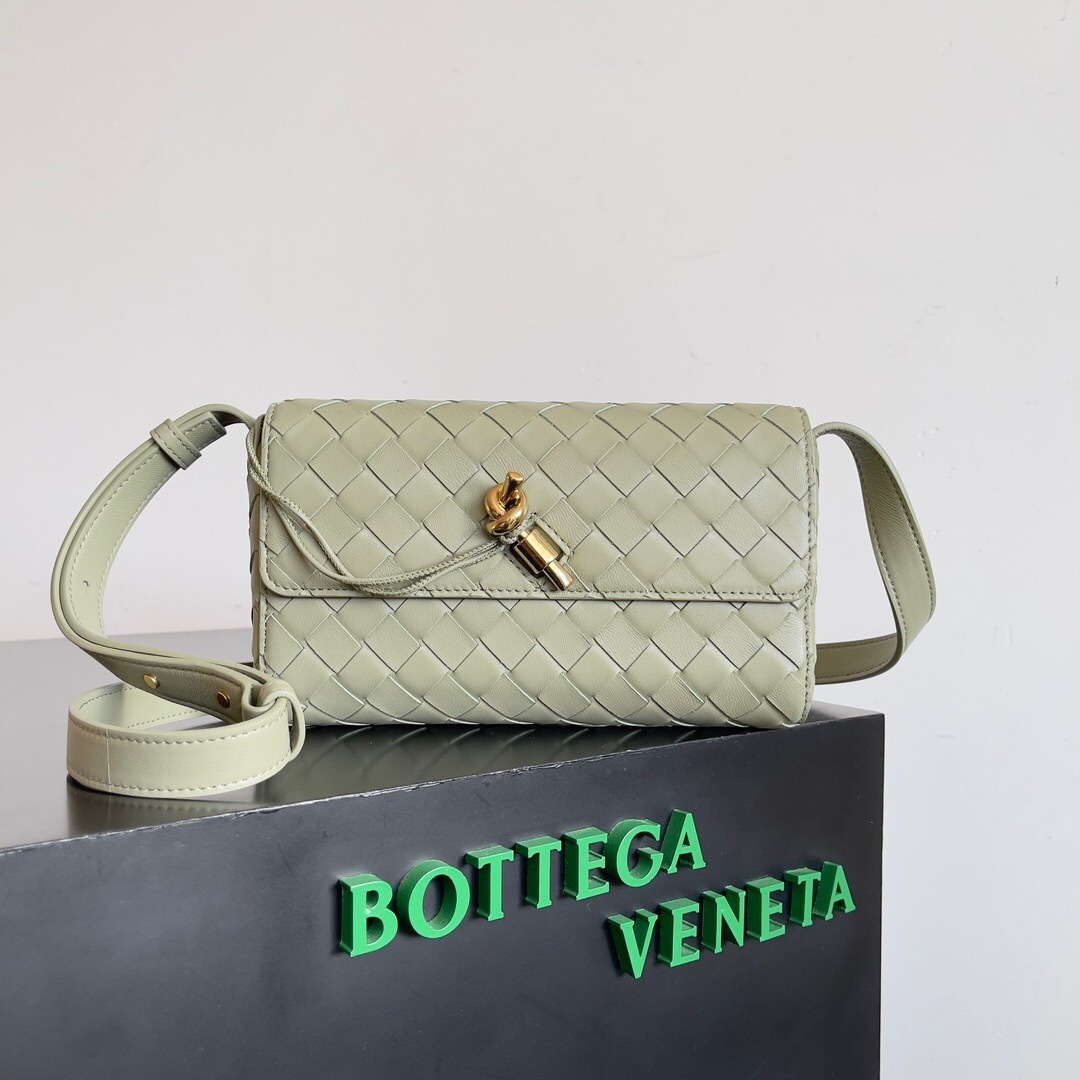 Bottega Veneta Andiamo clutch bag Intrecciato weave and a knot closure