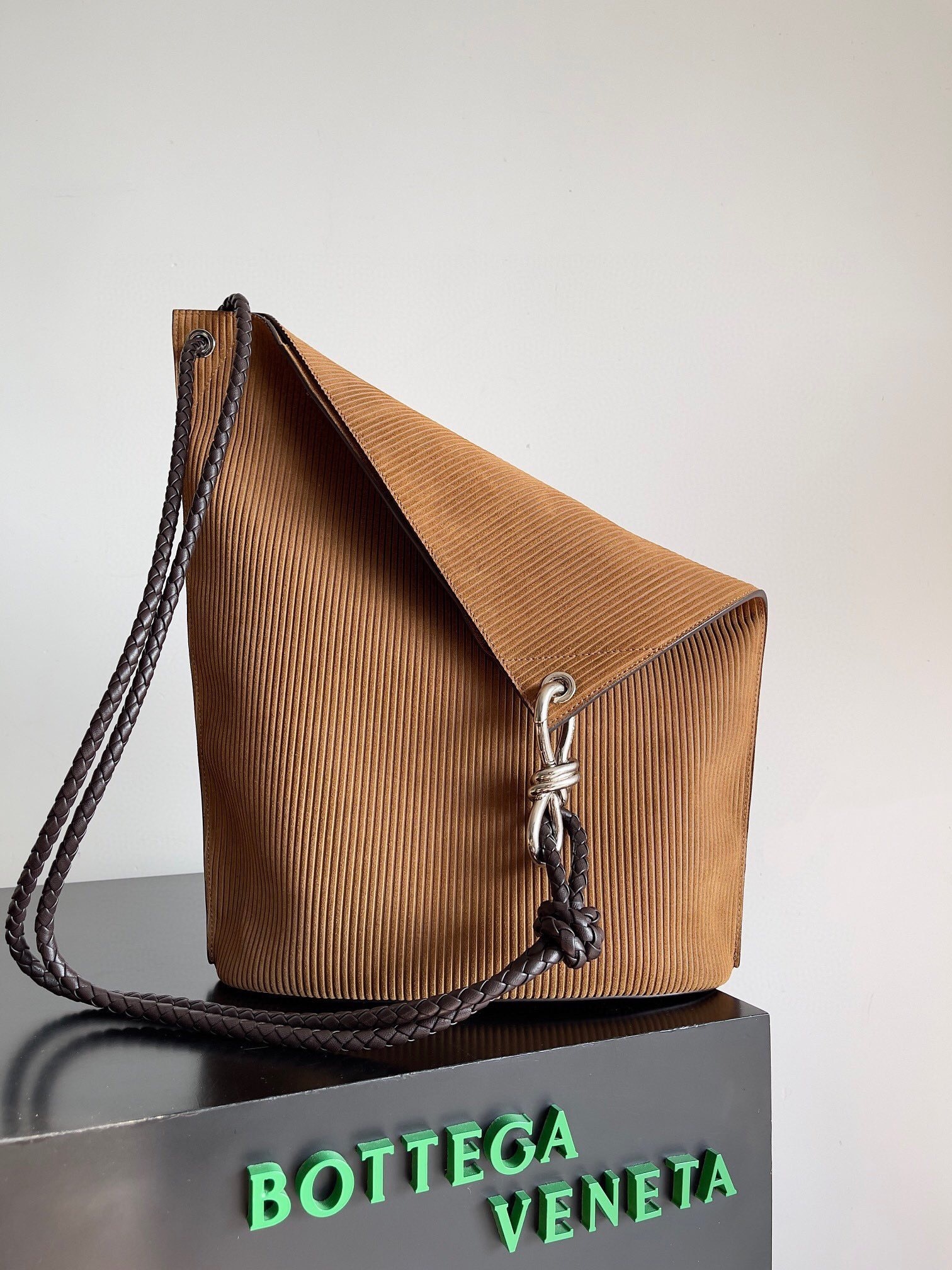 Bottega Veneta Medium Knot Bucket bag in brown suede with a corduroy embossed effect