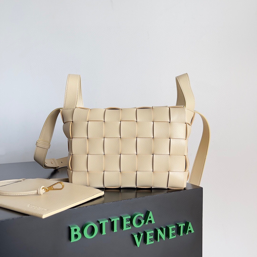 Bottega Veneta Bowling Cassette tote bag in beige lambskin leather