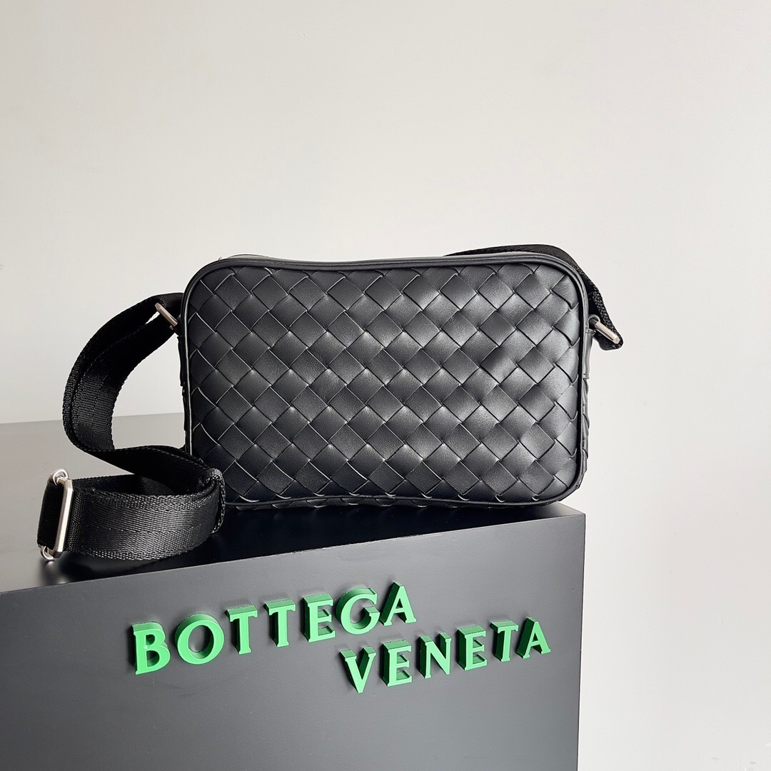 Bottega Veneta black Intrecciato camera bag
