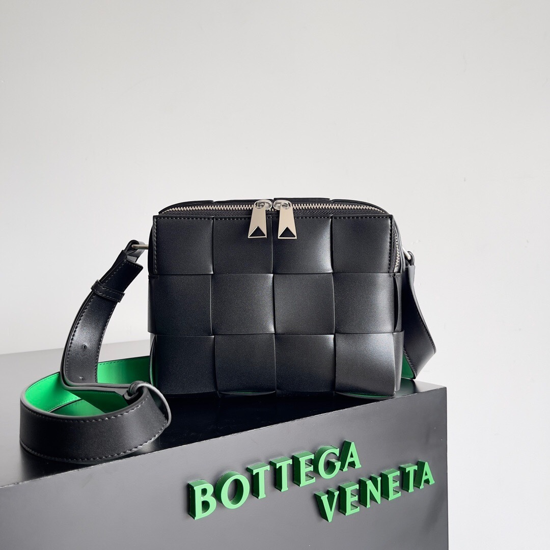 Bottega Veneta Small Cassette Intrecciato Leather Camera Bag in black
