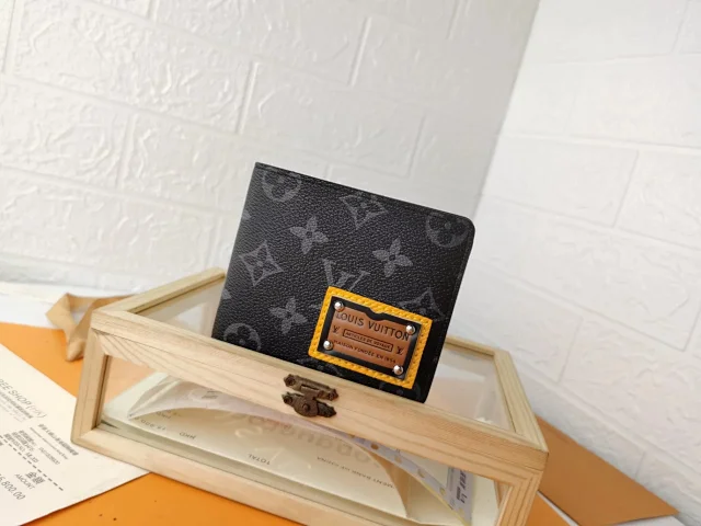 LV wallet in Monogram or Damier canvas