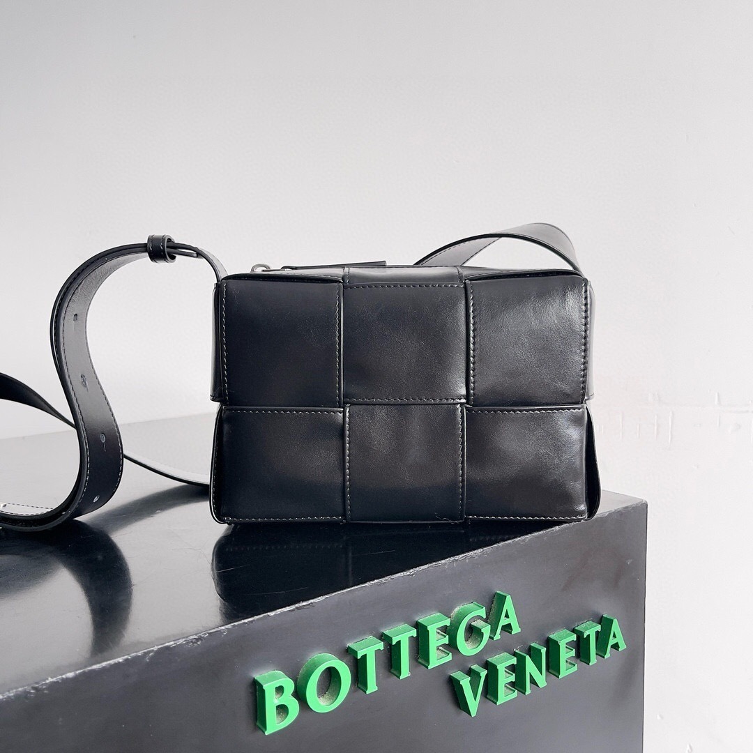 Bottega Veneta Medium Arco Camera Bag in black leather