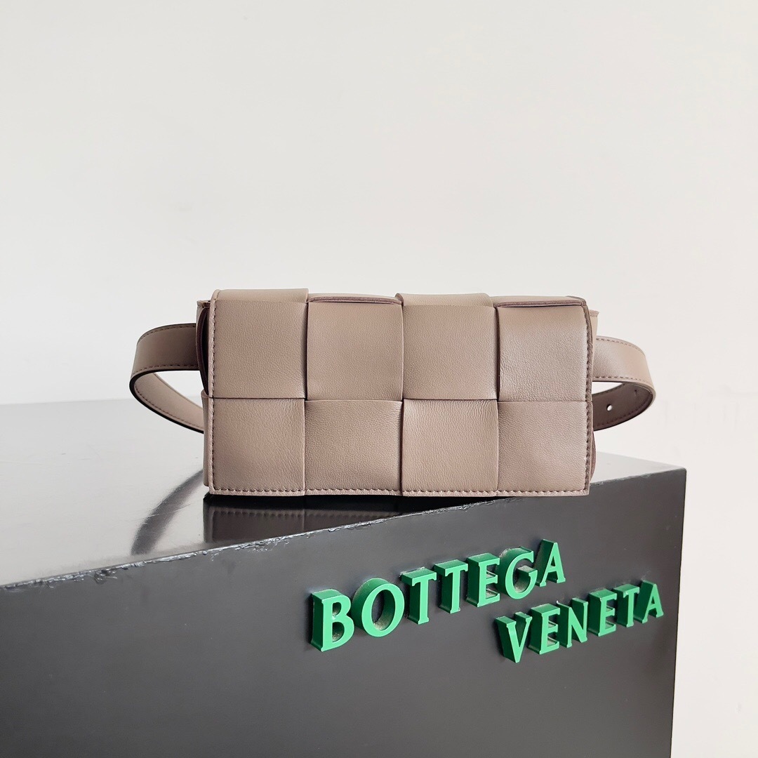 Bottega Veneta Cassette belt bag in leather
