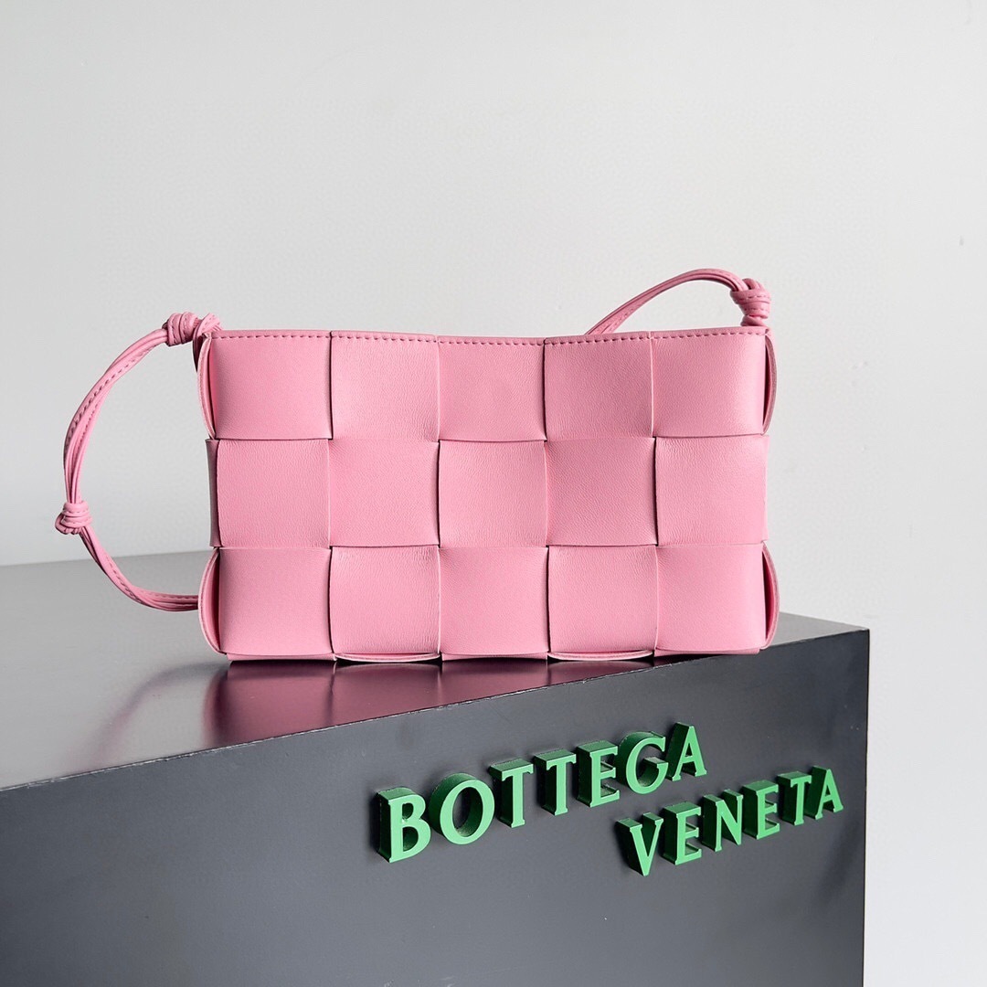 Bottega Veneta Cassette messenger bag in pink leather