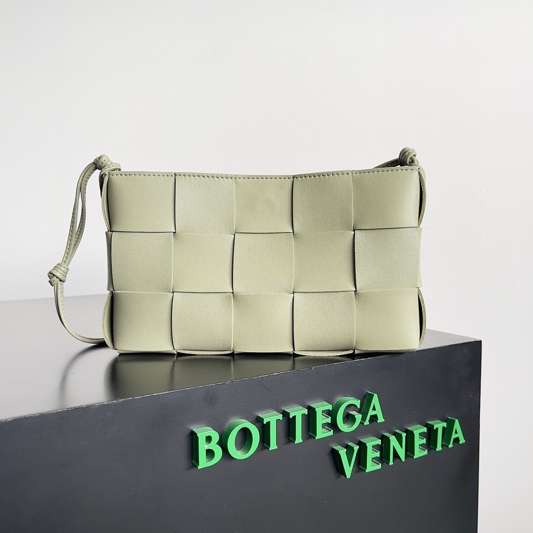 Bottega Veneta Cassette bag in intrecciato leather