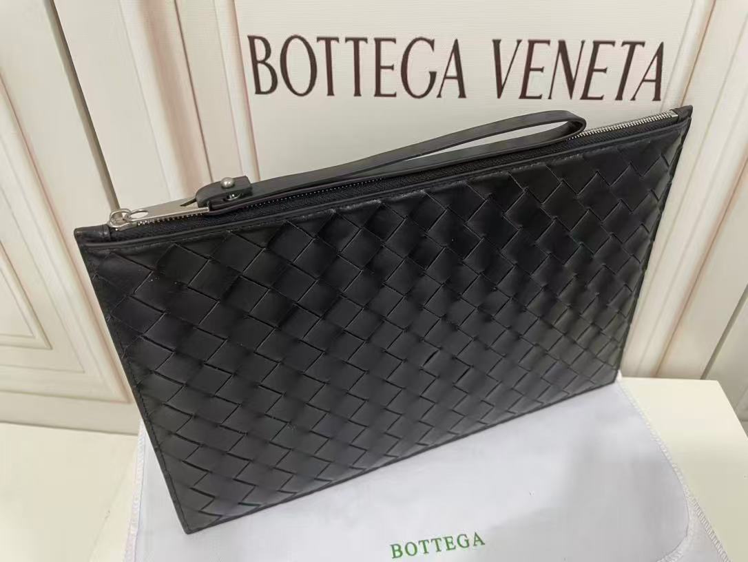 Bottega Veneta Intrecciato Pouch in black leather