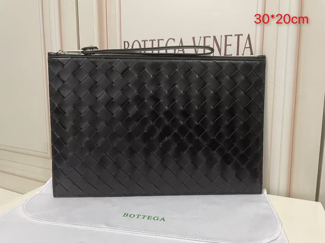Bottega Veneta Intrecciato Pouch in black leather