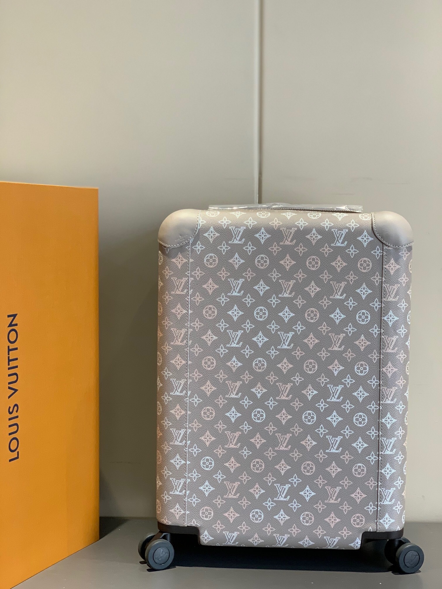 LV Horizon 55 rolling suitcase