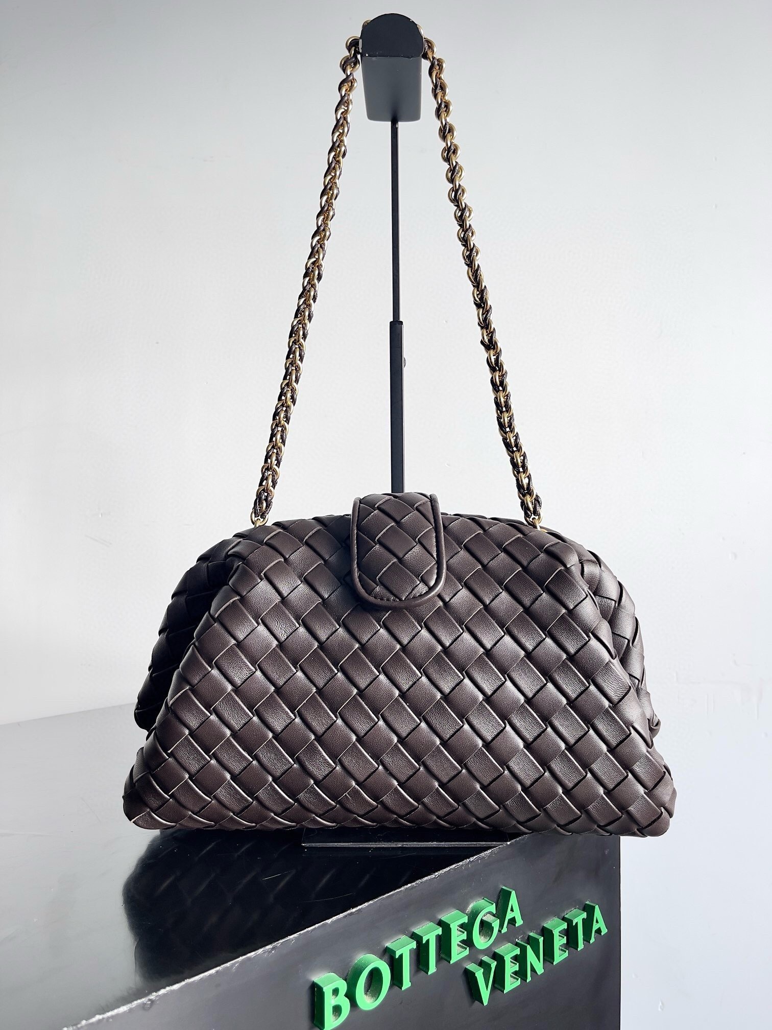 Bottega Veneta Lauren 1980 clutch bag with a chain strap, made from intrecciato leather