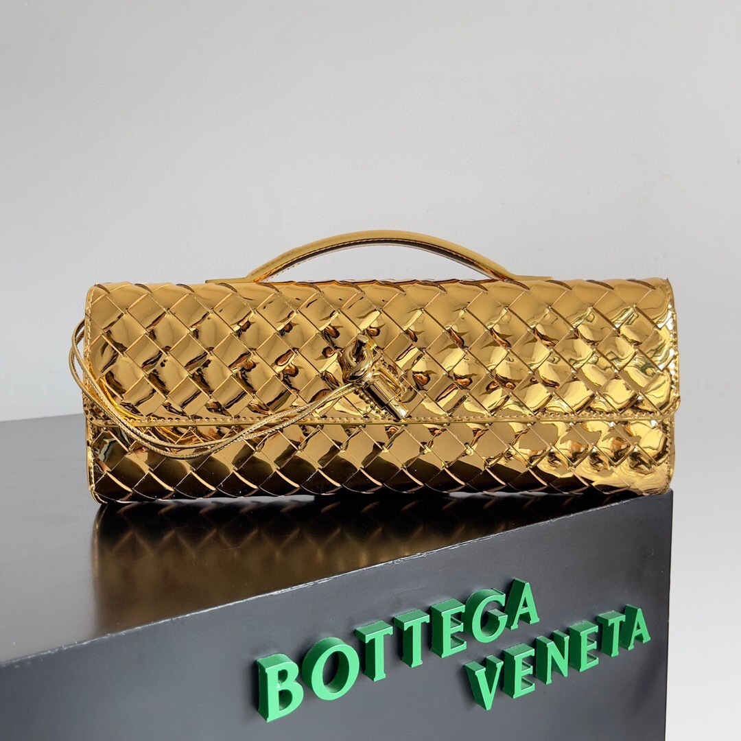 Bottega Veneta Andiamo Clutch in gold-colored Intrecciato leather