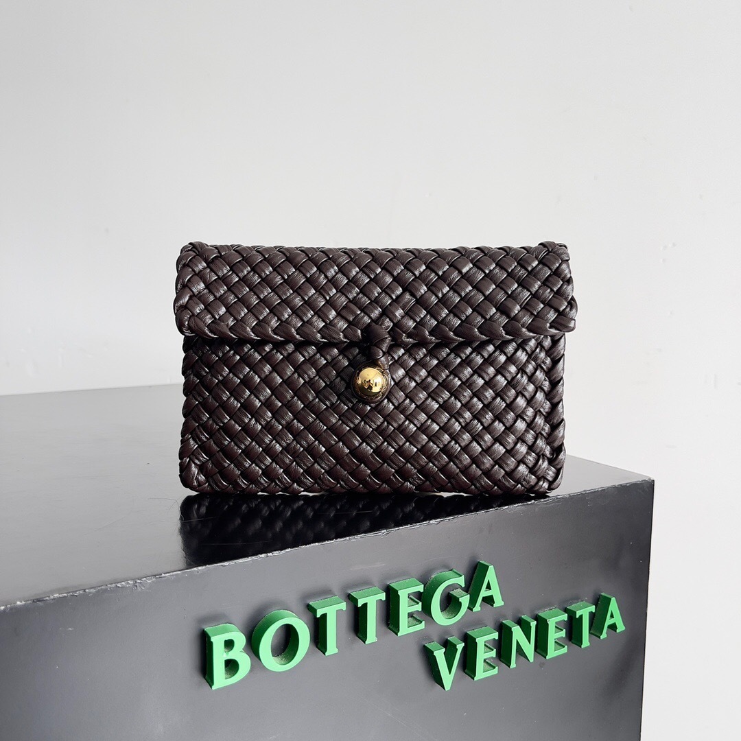 Bottega Veneta clutch bag Intrecciato weave and a gold-tone closure