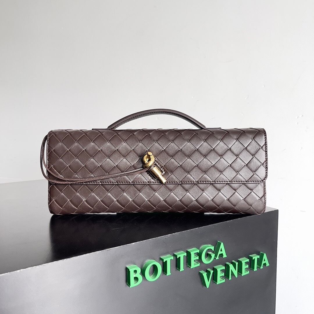 Bottega Veneta Andiamo clutch in Intrecciato leather with a signature knot closure