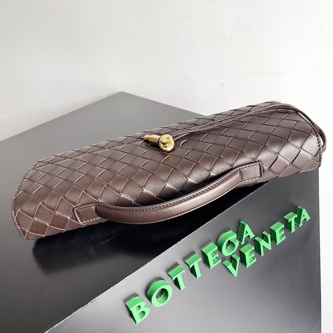 Bottega Veneta Andiamo clutch in Intrecciato leather with a signature knot closure