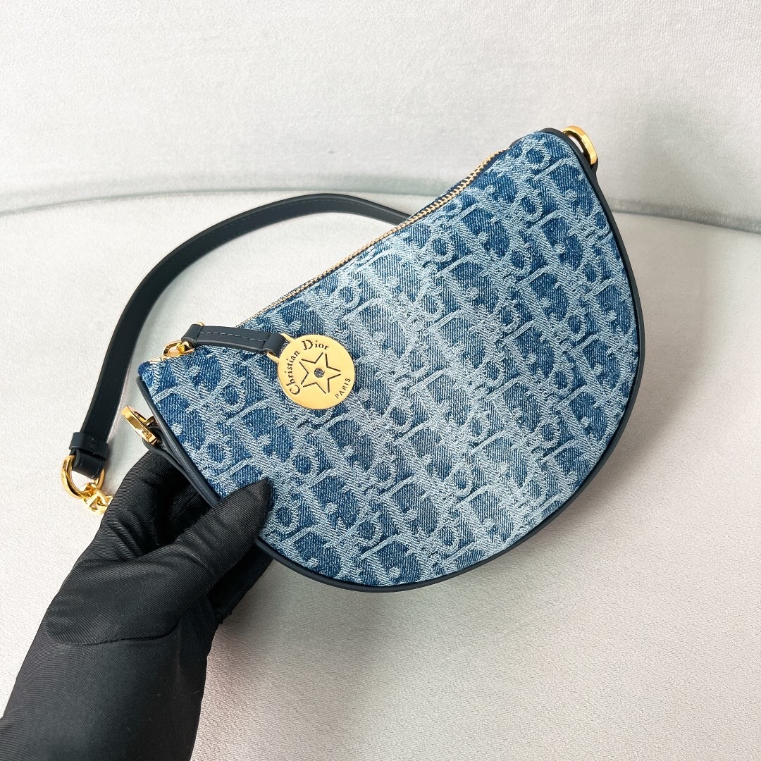 Dior Saddle Rodeo Pouch or Dior Callisto bag in blue denim Dior Oblique jacquard