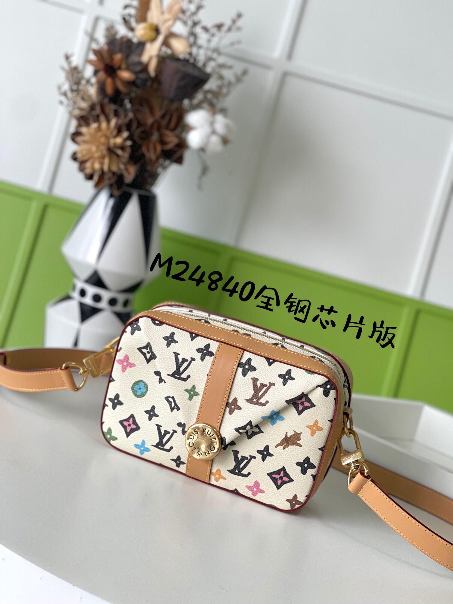 LV M24820 Size 23.5*15.5*8.5cm