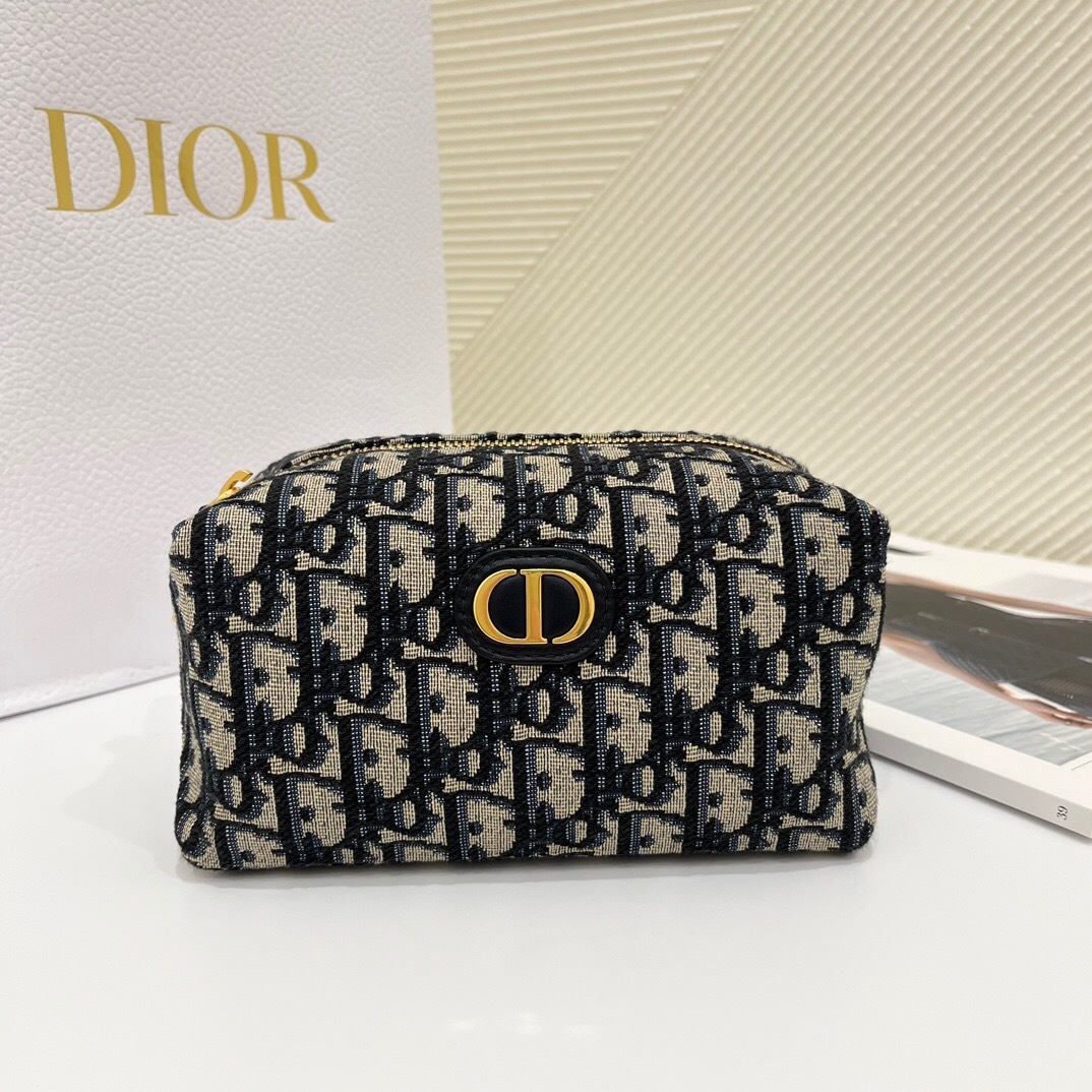 Dior 30 Montaigne pouch in blue Dior Oblique jacquard canvas
