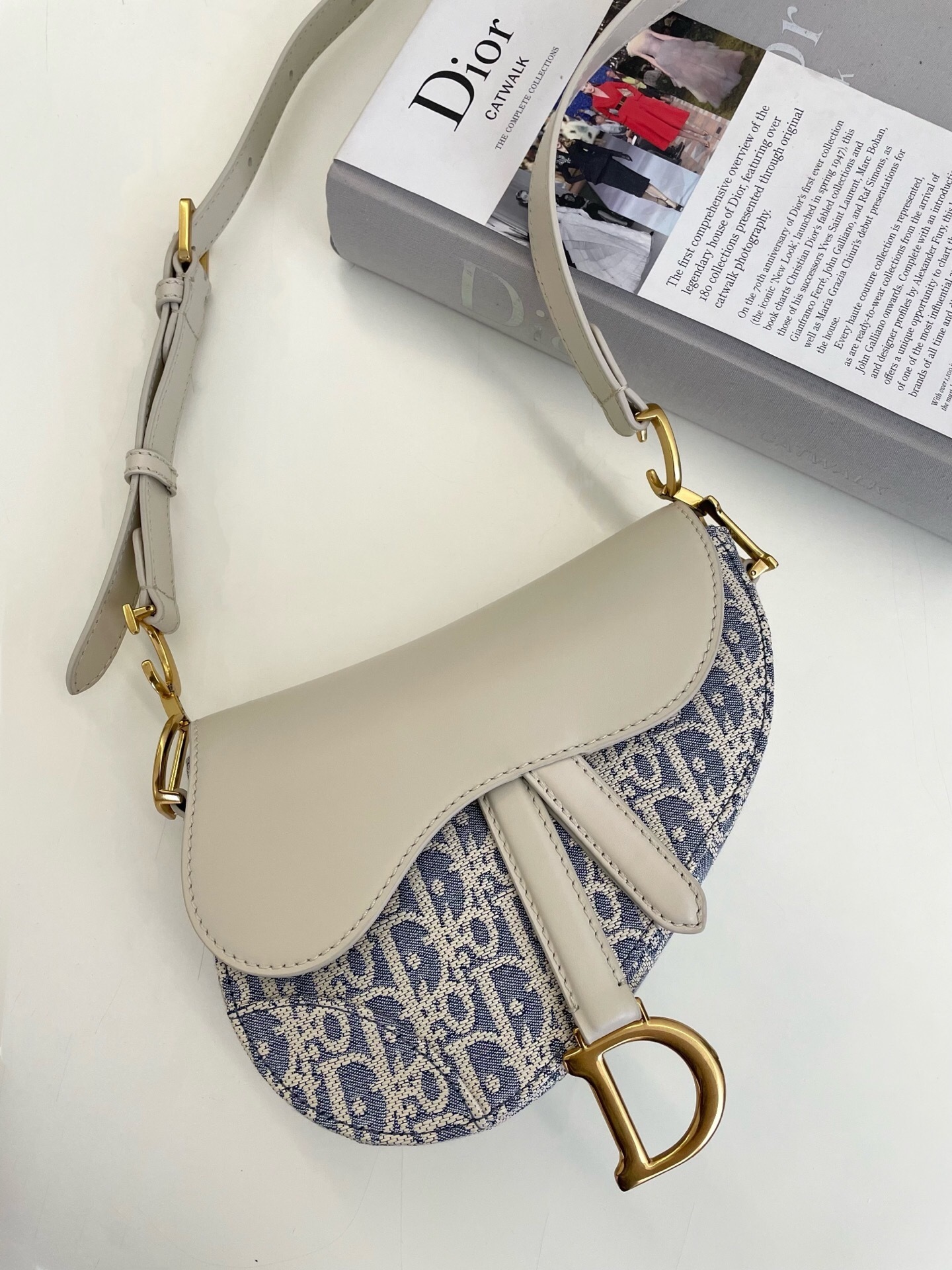Dior Saddle Bag in blue Dior Oblique jacquard with an adjustable and removable strap
