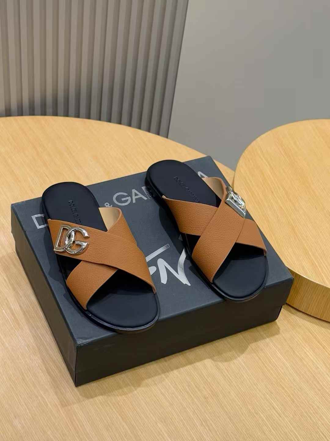 DG (Dolce Gabbana) DG-logo leather slide