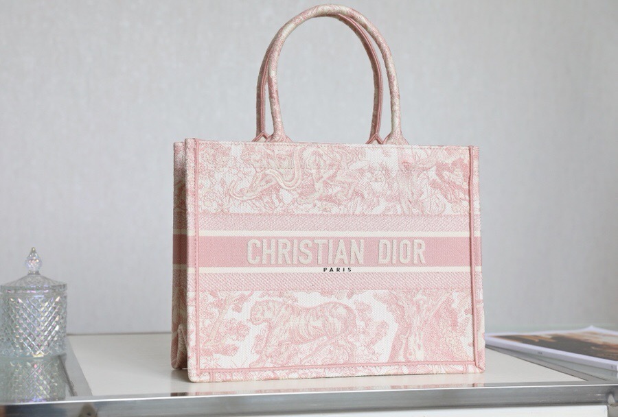 Dior Book Tote bag in an ecru and pink Toile de Jouy motif