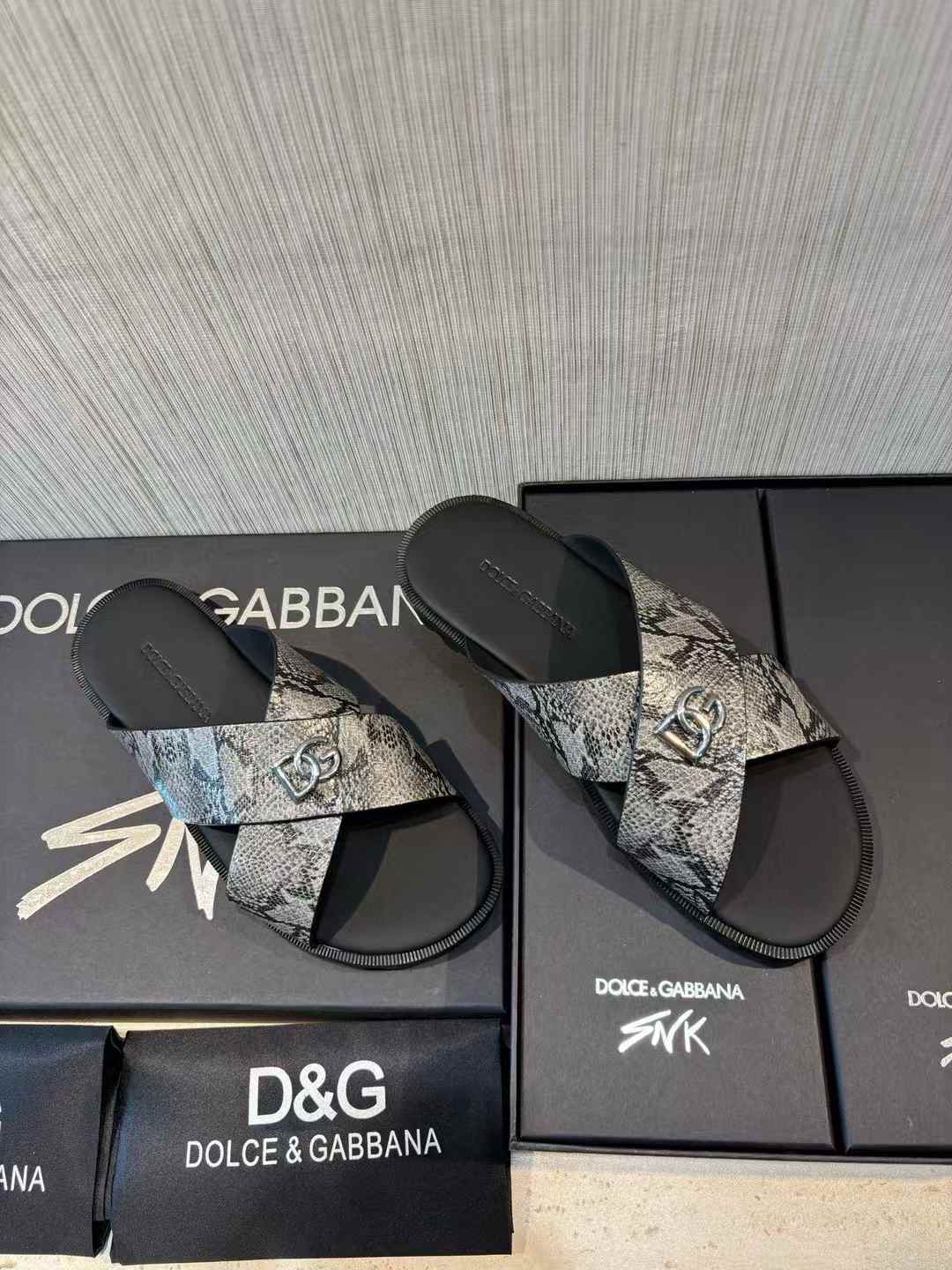 DG (Dolce & Gabbana) DG-logo criss-cross design with a metal logo Men's leather sandals