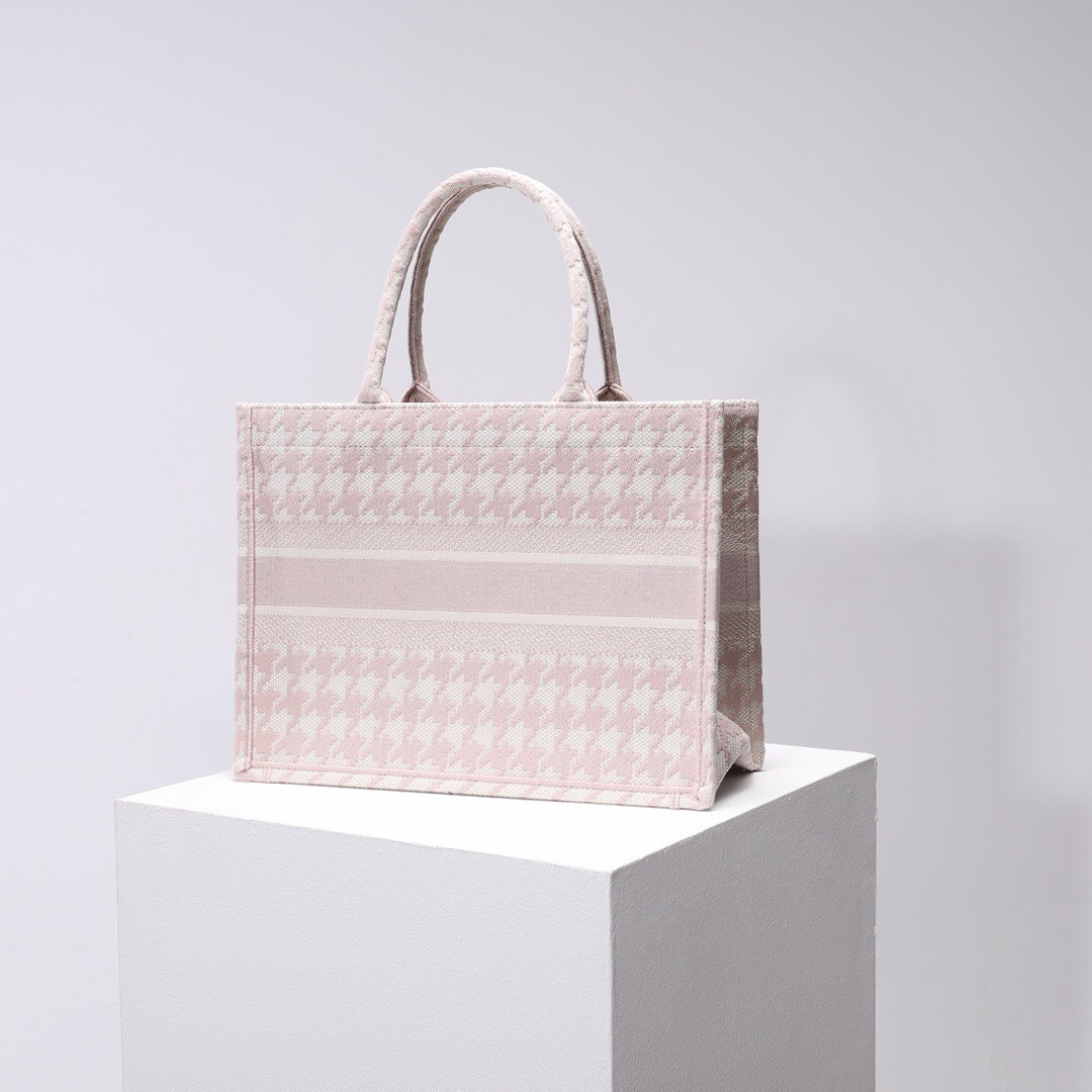 Dior Book Tote bag in an ecru and pink Toile de Jouy motif