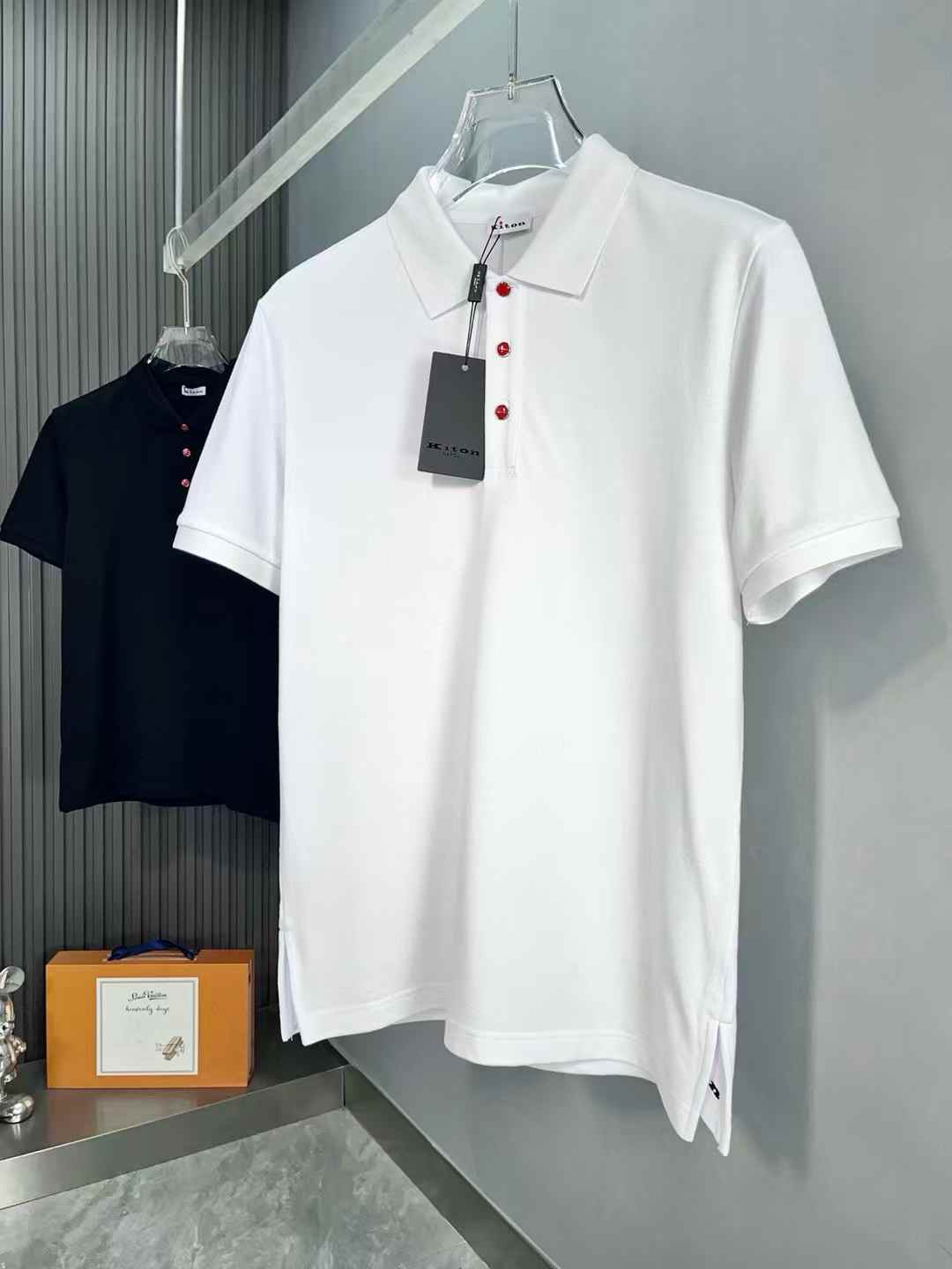 Kiton white short-sleeve cotton polo shirt with a front button placket