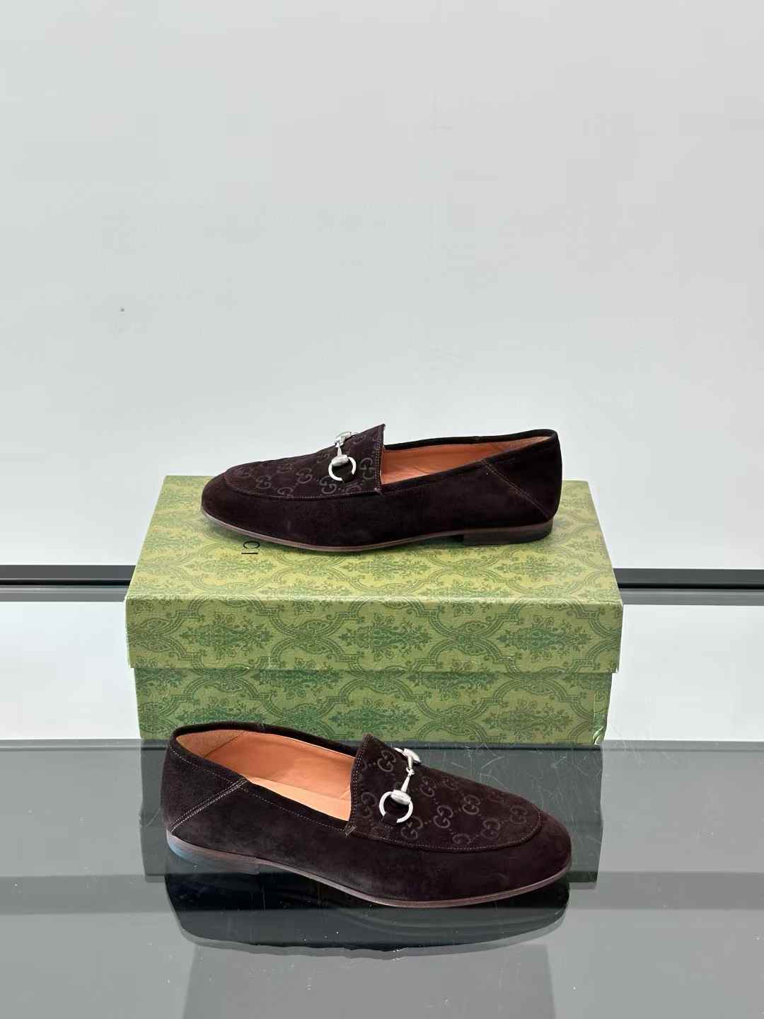Gucci men's loafer with Horsebit in brown suede