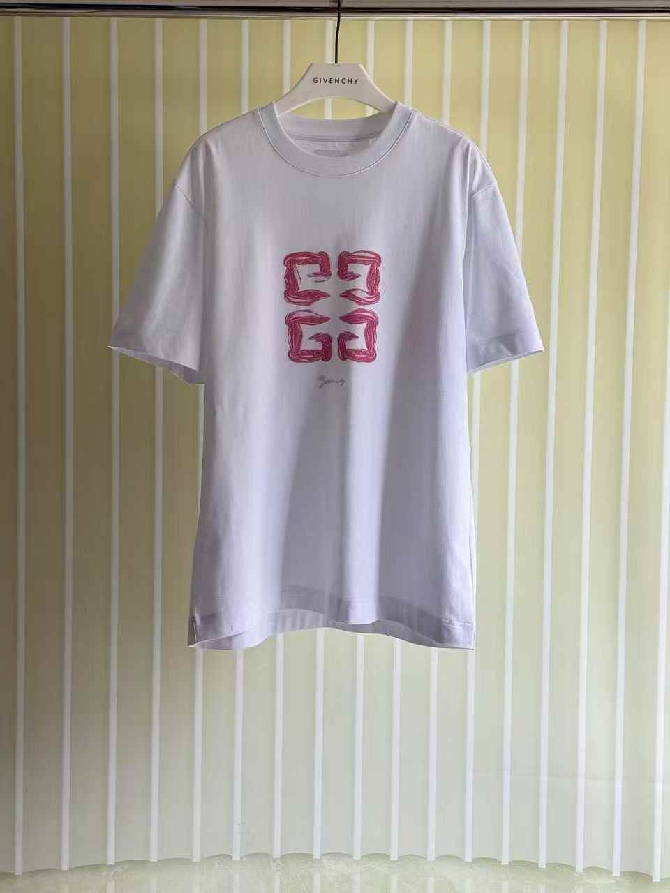 Givenchy white cotton t-shirt with a logo print