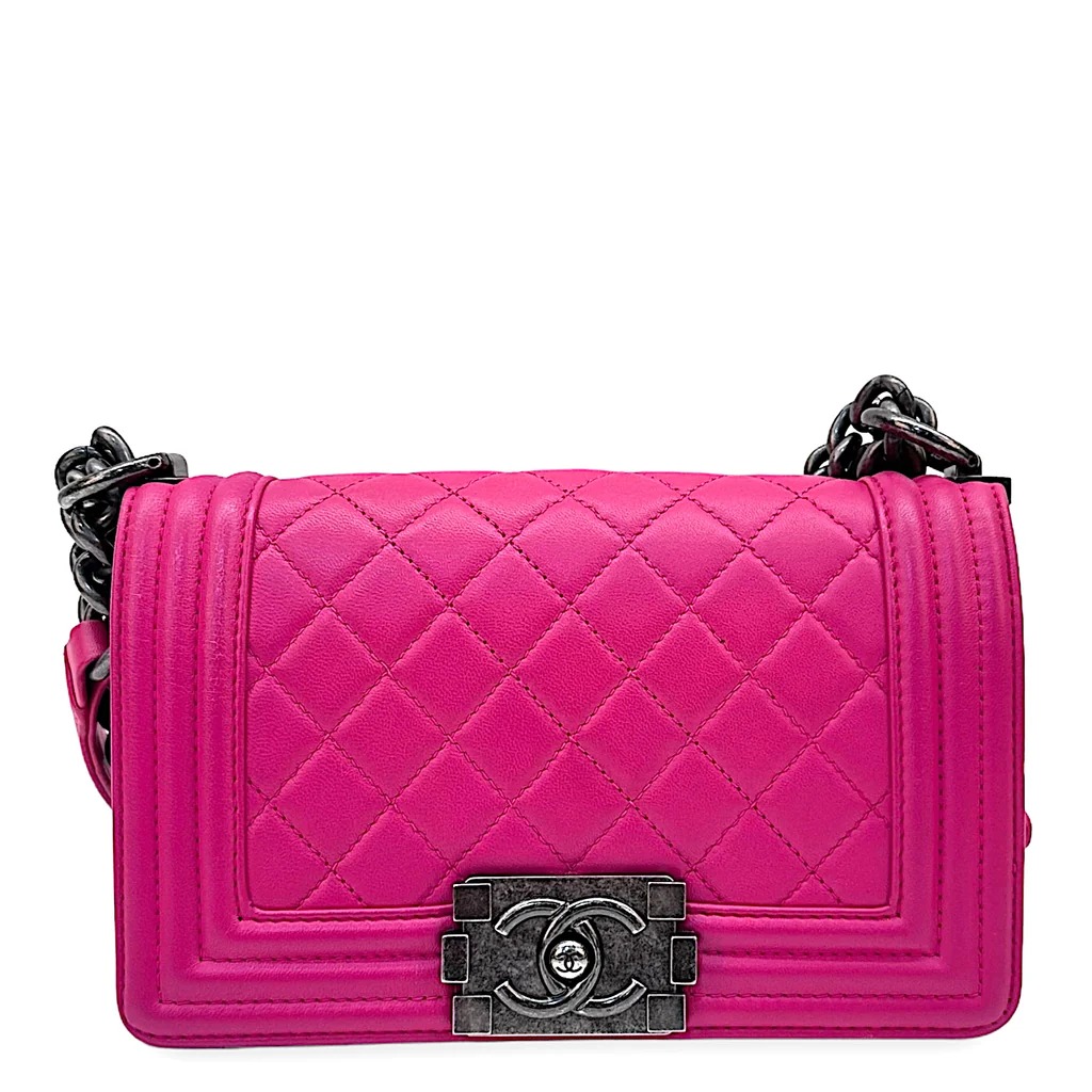 Chanel Boy bag in pink quilted lambskin leather