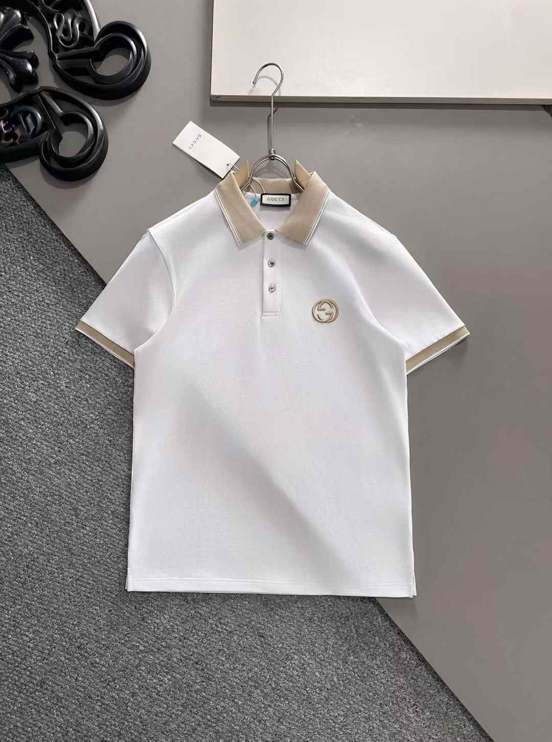 Gucci men's white polo t-shirt with a contrasting collar and sleeve cuffs logo on the left chestt