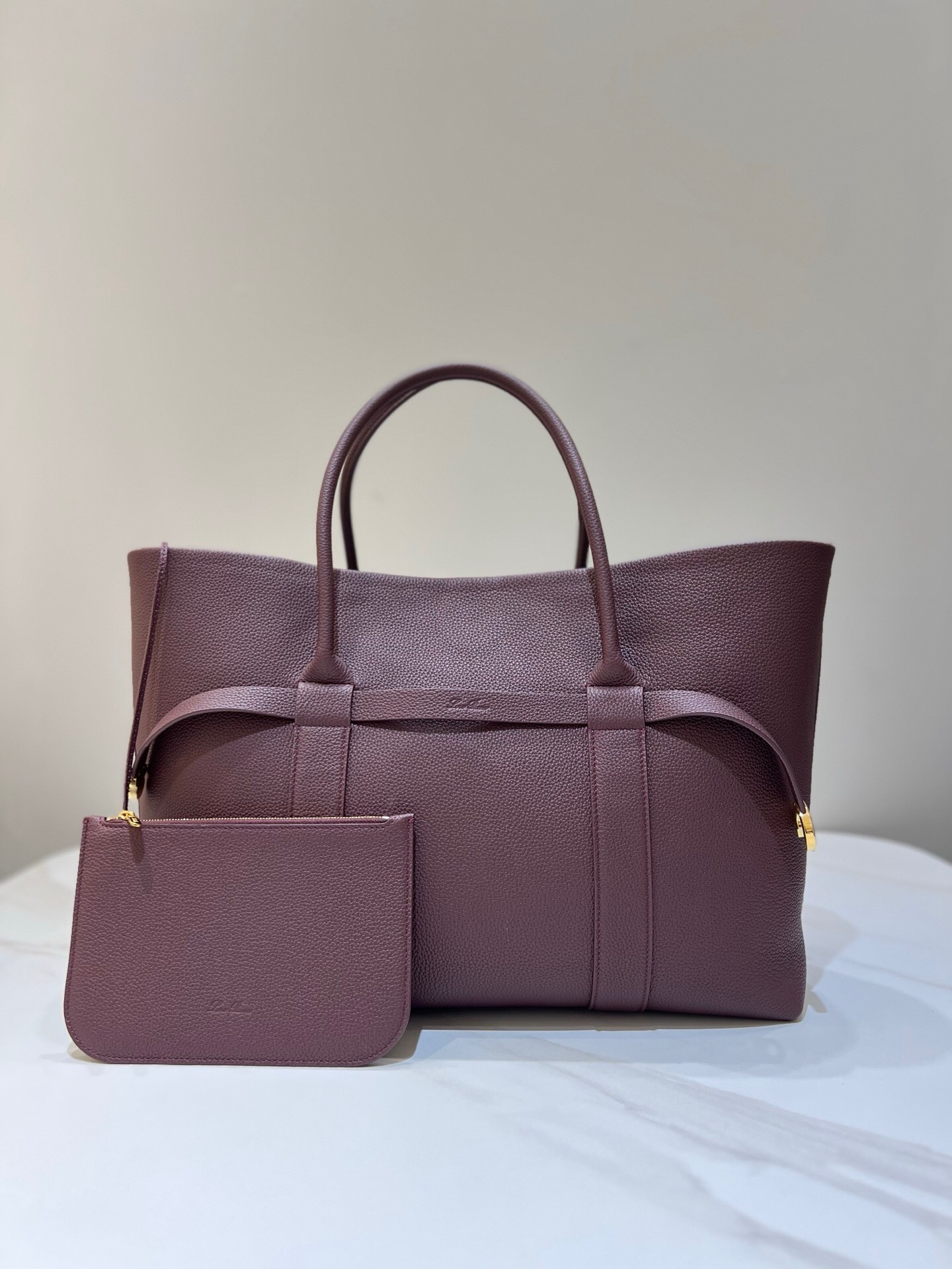 Loro Piana Ghiera Shopper large tote bag in fine-grained calfskin leather, specifically in the "Azuki Beans" color variant, and it comes with a matching zipped pouch