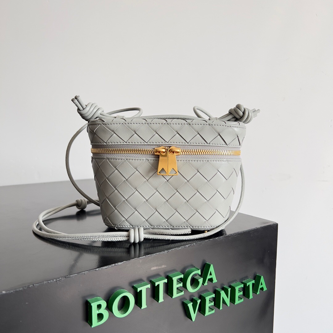 Bottega Veneta Bang Bang vanity case in grey intrecciato leather